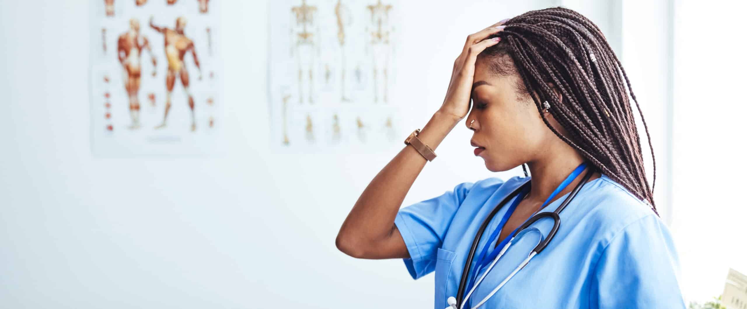 Professionnel du médico-social en blouse bleue illustrant la fatigue mentale et les enjeux de santé psychologique au travail.